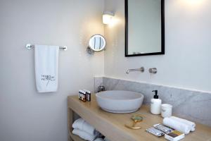 易莫洛林佩特拉蜜月别墅酒店的一间带碗水槽和镜子的浴室