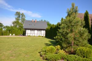 雅罗斯瓦维茨Cztery Wiatry的院子里有松树的房子