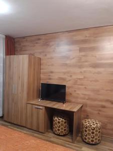 瓦尔纳Private Rooms Silvia的一间设有木墙的客房,配有电视