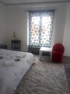 多瑙新城Rozinka apartman的一间卧室配有床,窗户铺有地毯。