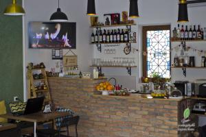 NapareuliHotel Lopota Gate的砖墙餐厅里的酒吧
