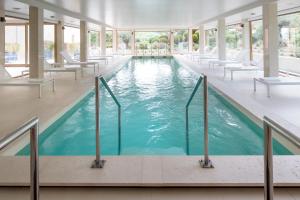 卡尔维La Villa Calvi的一座带白色椅子的大型游泳池