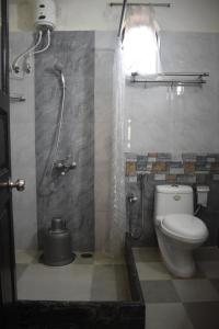 波戈马洛La Petite Guest House的带淋浴和卫生间的浴室