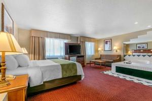 Quality Inn near Monument Health Rapid City Hospital的电视和/或娱乐中心