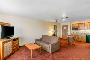 Quality Inn near Monument Health Rapid City Hospital的厨房或小厨房