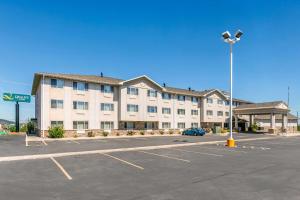 拉皮德城Quality Inn near Monument Health Rapid City Hospital的一座大型建筑,前面设有停车场