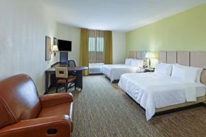 休斯顿Candlewood Suites Houston - Spring, an IHG Hotel的酒店客房,设有两张床和一张沙发
