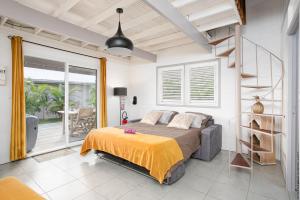 莱昂斯-达赫雷DOMAINE DE MAPOU的一间卧室设有一张床和一个阳台