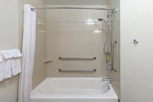 休斯顿Candlewood Suites Houston - Spring, an IHG Hotel的带淋浴和浴缸的浴室
