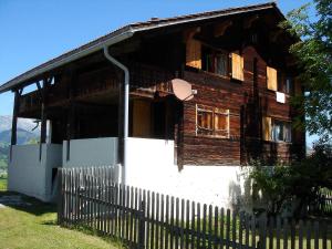 上萨克森Casa Cadruvi, Ferienhaus in Obersaxen, 150 Quadratmeter的一座前方有栅栏的老房子