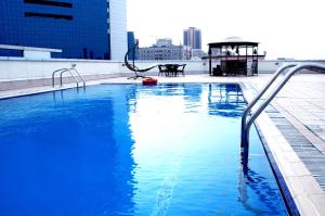 迪拜Moon Valley Hotel Apartment - Bur Dubai, Burjuman的大楼内一个带滑梯的游泳池