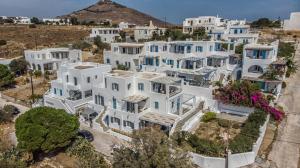 皮索利瓦迪Aiolos Home with private veranda and amazing sea views, Paros的享有白色大建筑的空中景致
