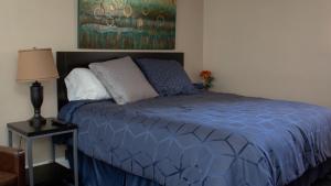 ScottdaleMark III, INN & Suites的卧室内的一张蓝色棉被