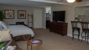 ScottdaleMark III, INN & Suites的一间卧室配有一张床和一台平面电视
