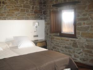 Tuilla曼努埃尔·佩帕徐卡度假屋的一间卧室设有一张床和一个窗口