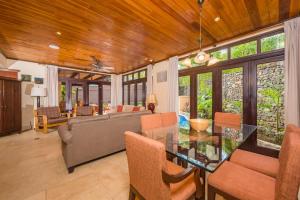 塔马林多Jet Luxury at Langosta Beach Resort & Villas的客厅配有桌子和沙发