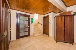 塔马林多Jet Luxury at Langosta Beach Resort & Villas的走廊设有木制天花板和楼梯,位于房子内