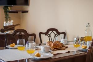 布耶Apartments Viler的一张桌子,早餐包括羊角面包和橙汁