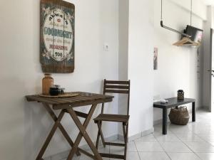 马塔拉Casa Liaya - Villa di Matala Apartments的木桌和椅子