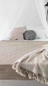 马塔拉Casa Liaya - Villa di Matala Apartments的一张带毯子的床和两个枕头