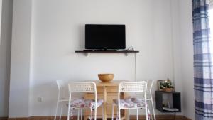 托罗克斯科斯塔Torrox Costa的餐桌、椅子和墙上的电视