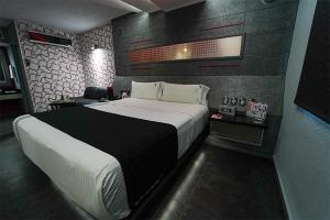 瓜达拉哈拉Kuboz Motor Hotel (Motel y Hotel)的一间卧室,卧室内配有一张大床