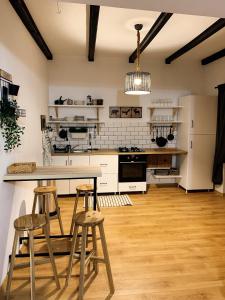 锡纳亚Nordic Chalet的厨房配有白色橱柜、桌子和凳子