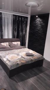 卡缅斯科耶Квартира с WiFi и видом на город и р Днепр的卧室内的一张大床,配有黑色窗帘