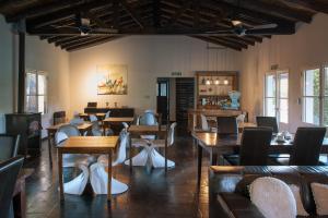 Colonia Las Rosas泊戴斯巴耶 - 合众精品酒店的一间在房间内配有桌椅的餐厅