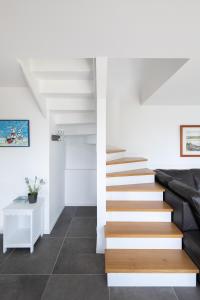勒勒莱克凯尔于永La Maison De La Rade的房屋的楼梯,拥有白色的墙壁和地板
