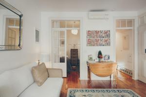 里斯本Casa Dos Azulejos - Lapa的客厅配有沙发和桌子