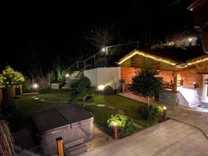 阿绍Landhaus Rieder im Zillertal的夜间后院,带灯的房子