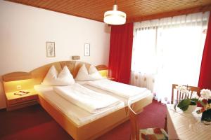 圣卡尼兹福鲁克斯佩安娜玛丽亚酒店的一间卧室配有一张带白色床单的大床