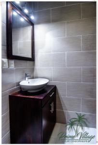 科苏梅尔PRIME VILLAGE Cozumel的一间带水槽和镜子的浴室