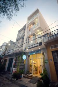 归仁Quy Nhon Homestay BnB的建筑物前面的商店,上面有标志