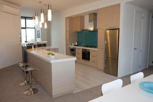 纳皮尔Vue Apartments的厨房配有柜台和冰箱。
