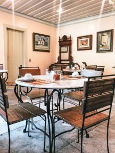 圣若昂-德雷比斯波小巷旅馆的一间带桌椅的用餐室