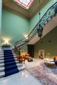 阿尔勒Hotel de l'Anglais, Guesthouse的建筑中带天窗的楼梯