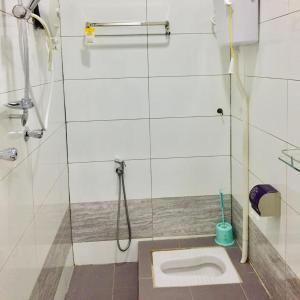 JertihAisya homestay jerteh的带淋浴和卫生间的浴室(位于隔间内)