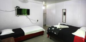 托尔图格罗Cabinas El Muellecito的客房设有两张床和一台平面电视。