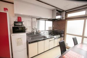 小樽Otaru Katsunai House的厨房配有水槽和台面