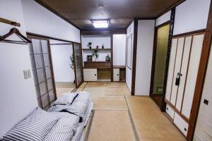 小樽Otaru Katsunai House的客厅配有沙发