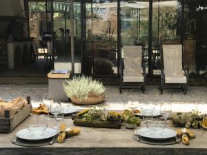 皮恩扎拉萨雷西娜酒店的餐桌,带餐盘和酒杯