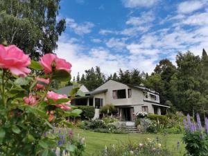 特卡波湖Star Dream Manor的院子里有粉红色花的房子