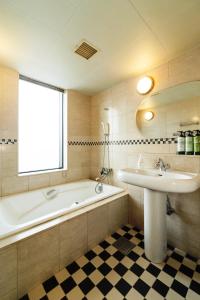 札幌札幌大通内丝特酒店的带浴缸和盥洗盆的浴室