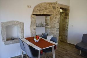 SívasVafis Apartment at Sivas Village的一间带桌子和蓝色椅子的用餐室