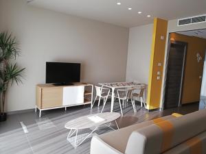 阿茨特雷扎Ciclope Resort的带沙发、桌子和电视的客厅