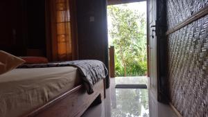 特特巴图特特巴图英达民宿的一间卧室设有一张床和一个开放式门