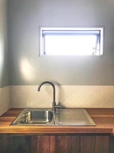 科罗曼德镇Studio 40的带窗户的厨房内的盥洗盆