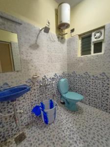 科代卡纳尔Le CharMin的浴室设有蓝色的卫生间和水槽。